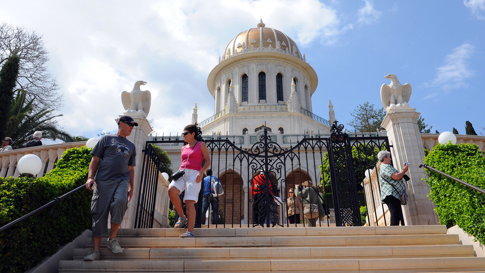 Touristen besuchen das Bahai-Weltzentrum