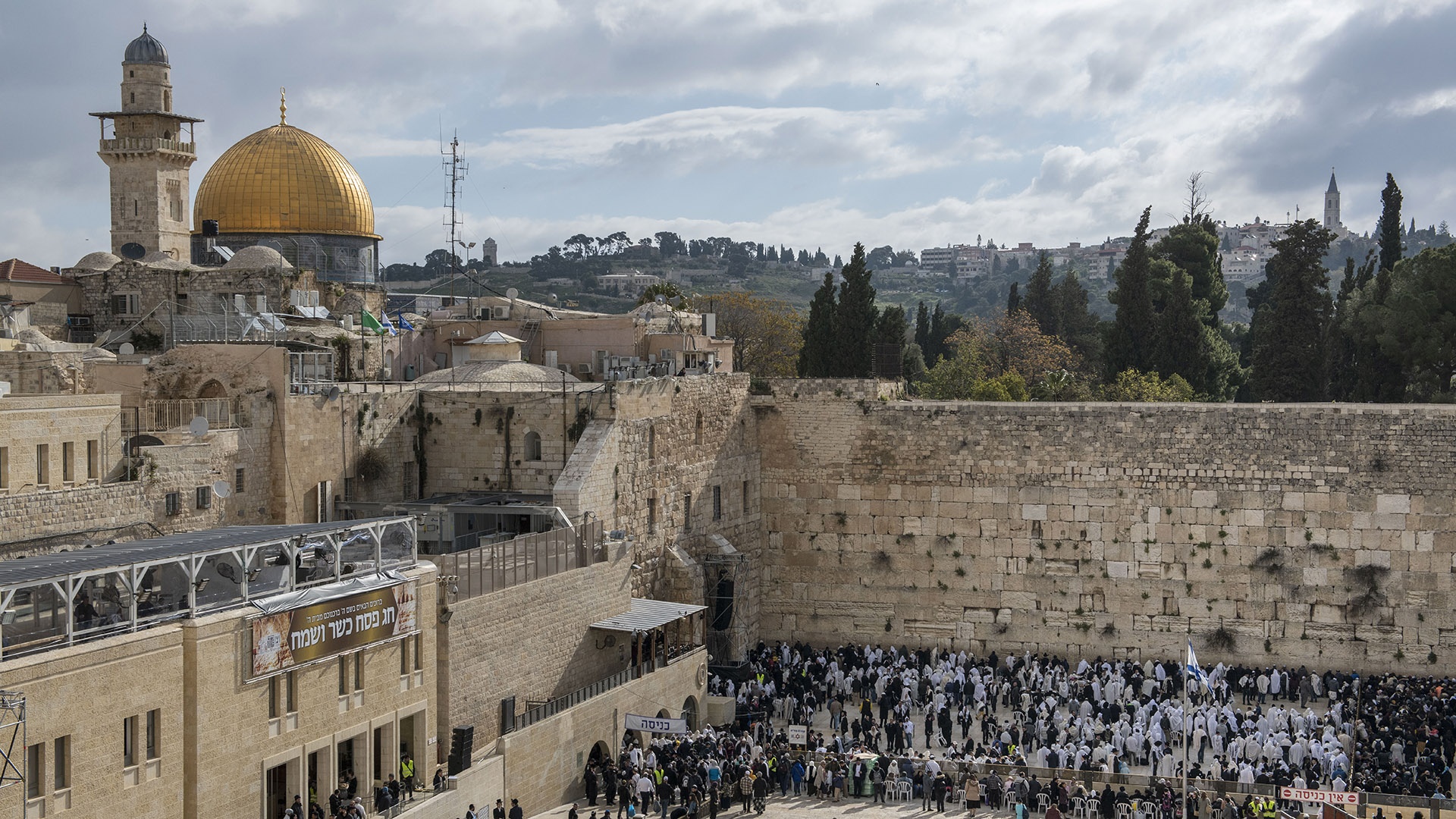 Aufsicht auf die Klagemauer, an der orthodoxe Juden beten 
