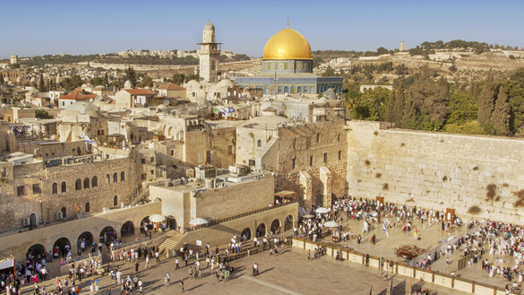 Blick von oben auf die Stadt Jerusalem mit der goldenen Kuppel des Felsendoms und der Klagemauer im Vordergrund