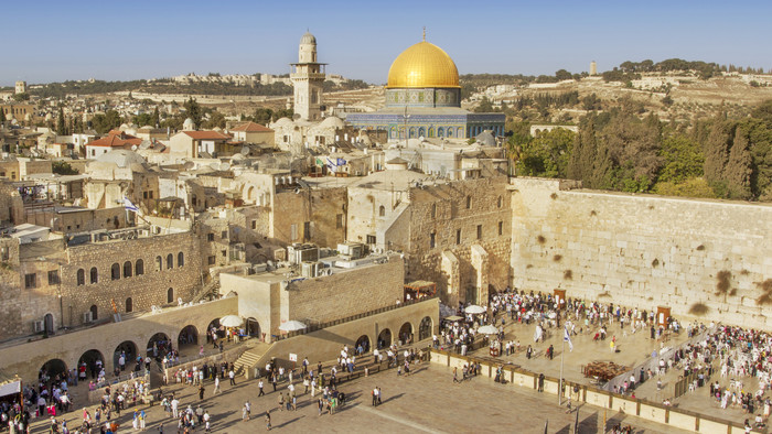 Blick von oben auf die Stadt Jerusalem mit der goldenen Kuppel des Felsendoms und der Klagemauer im Vordergrund