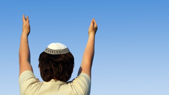 Ein jüdischer Junge beim Gebet gen Himmel