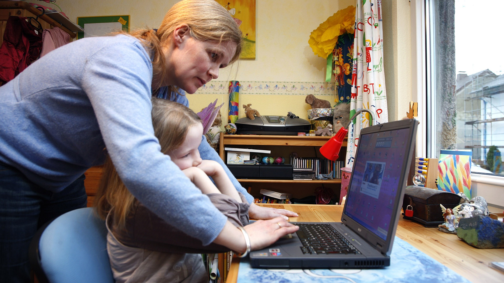 Mutter und Kind beim Lernen am Computer