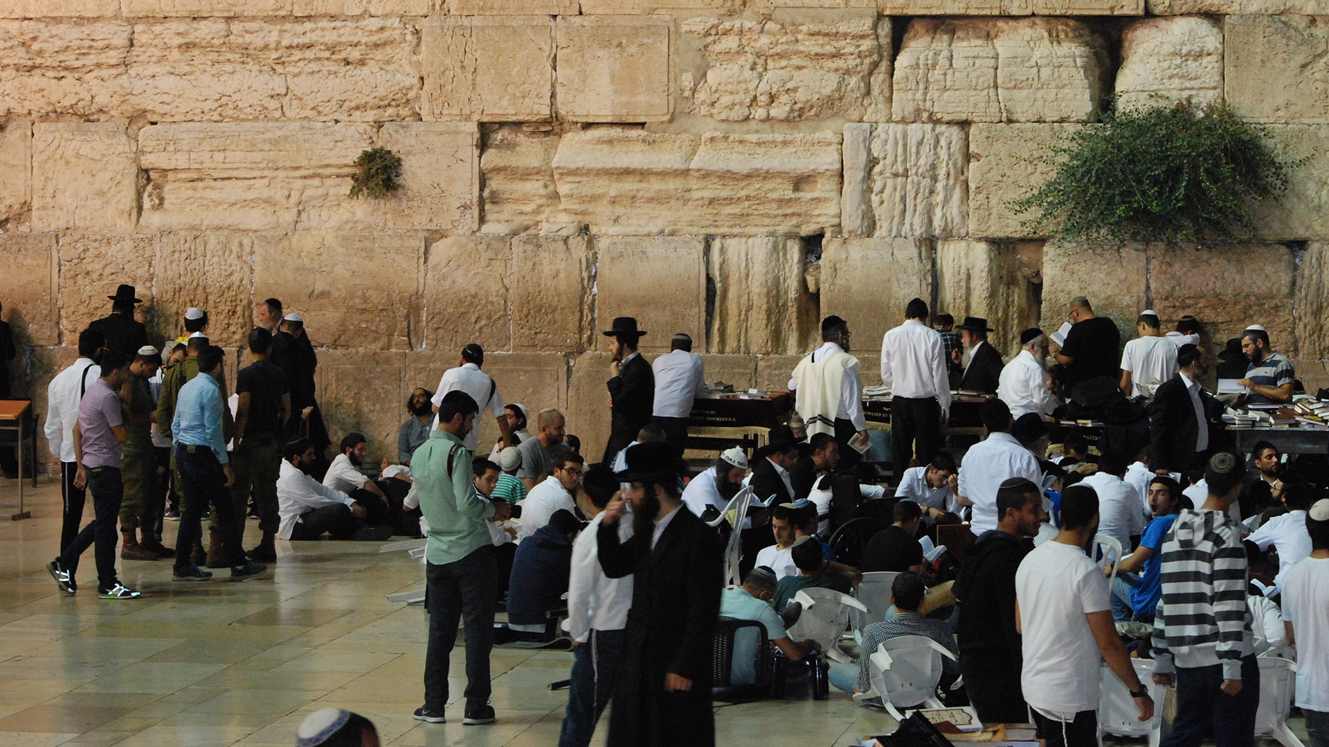 viele Gläubige an Tischa beAw an der Westmauer in Jerusalem
