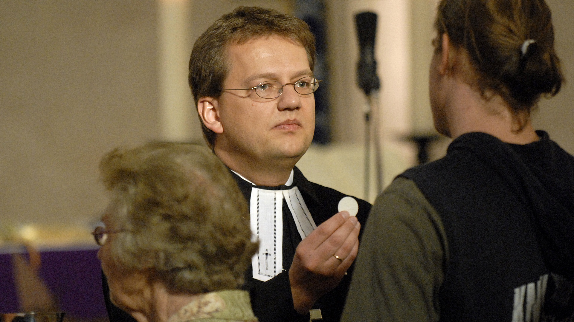 Austeilen des Abendmahls während des Gottesdienstes an Gründonnerstagabend