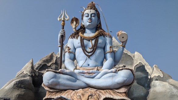 Statue des Hindu-Gottes Vishnu mit prächtigem Goldschmuck auf dem Kopf und um den Hals.