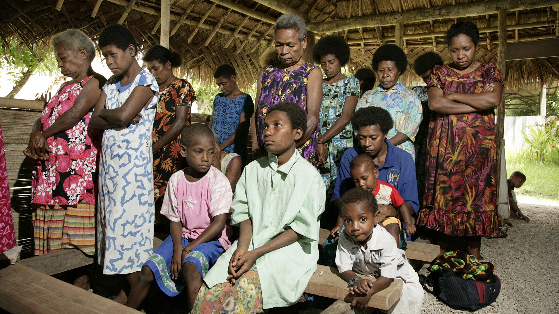 Frauen und Kinder feiern auf Papua Neuguinea einen Gottesdienst