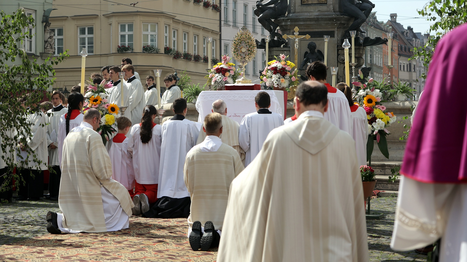 Altar mit Monstranz am Herkulesbrunnen in Augsburg