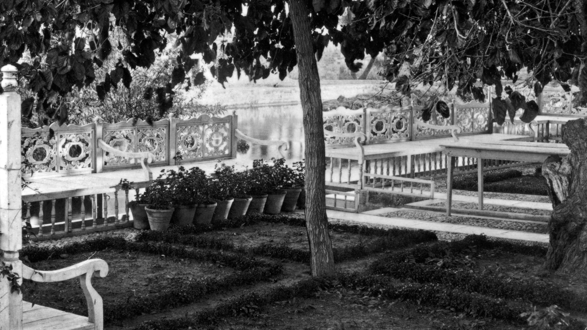 Bank im Garten, auf der Bahá'u'lláh oft saß