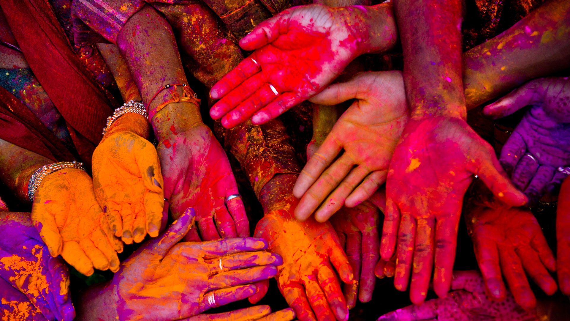 Bunte Hände während des Holi-Festivals