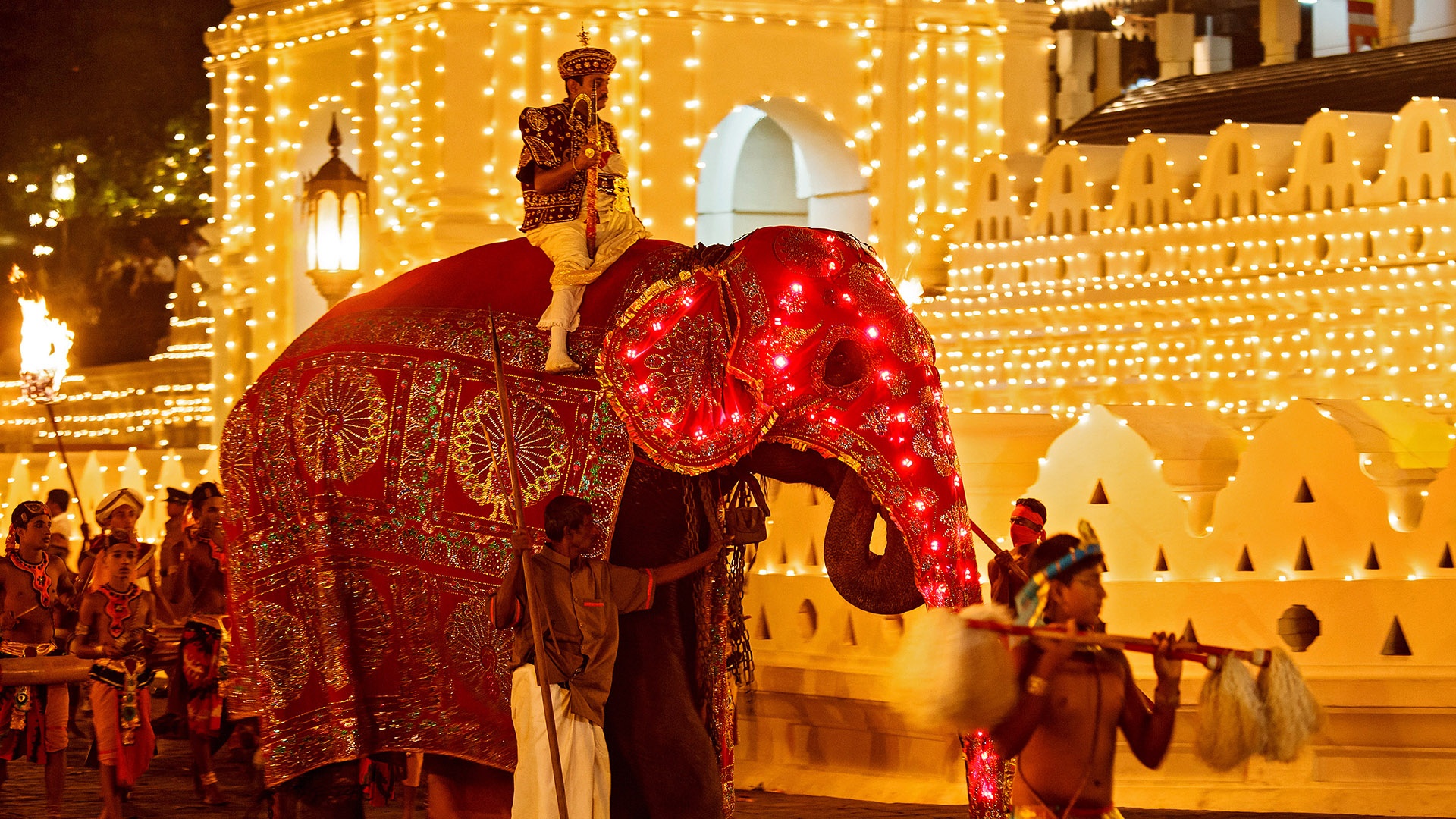 Prozession mit geschmückten Elefanten