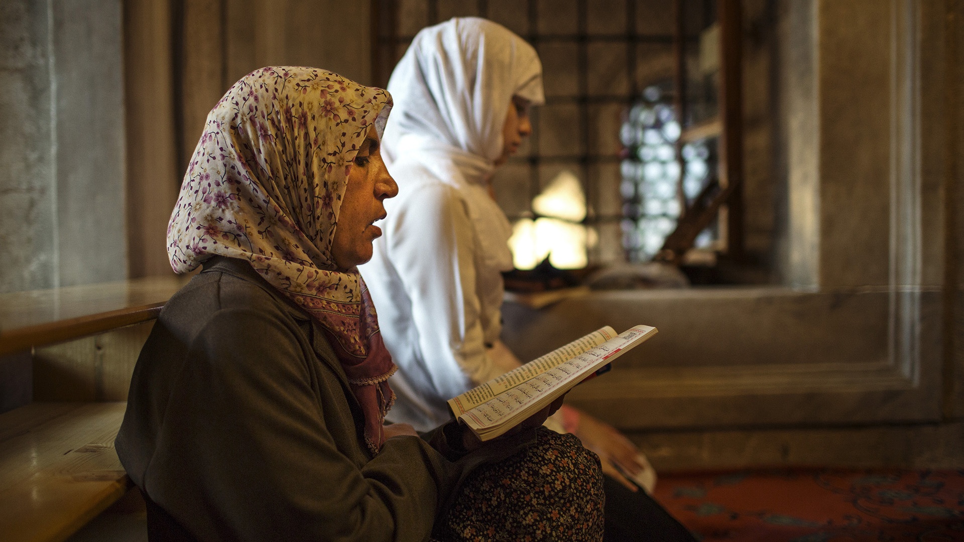Muslimische Frauen lesen im Koran und beten in Moschee in Istanbul