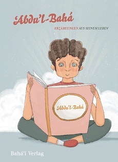 Buchcover “Abdul-Baha – Erzählungen aus seinem Leben” vom Bahai Verlag zu sehen ist ein Junge, der ein Buch mit dem Titel "Abdu’l-Bahás" liest
