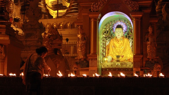 Buddha Statue in einer Pagode