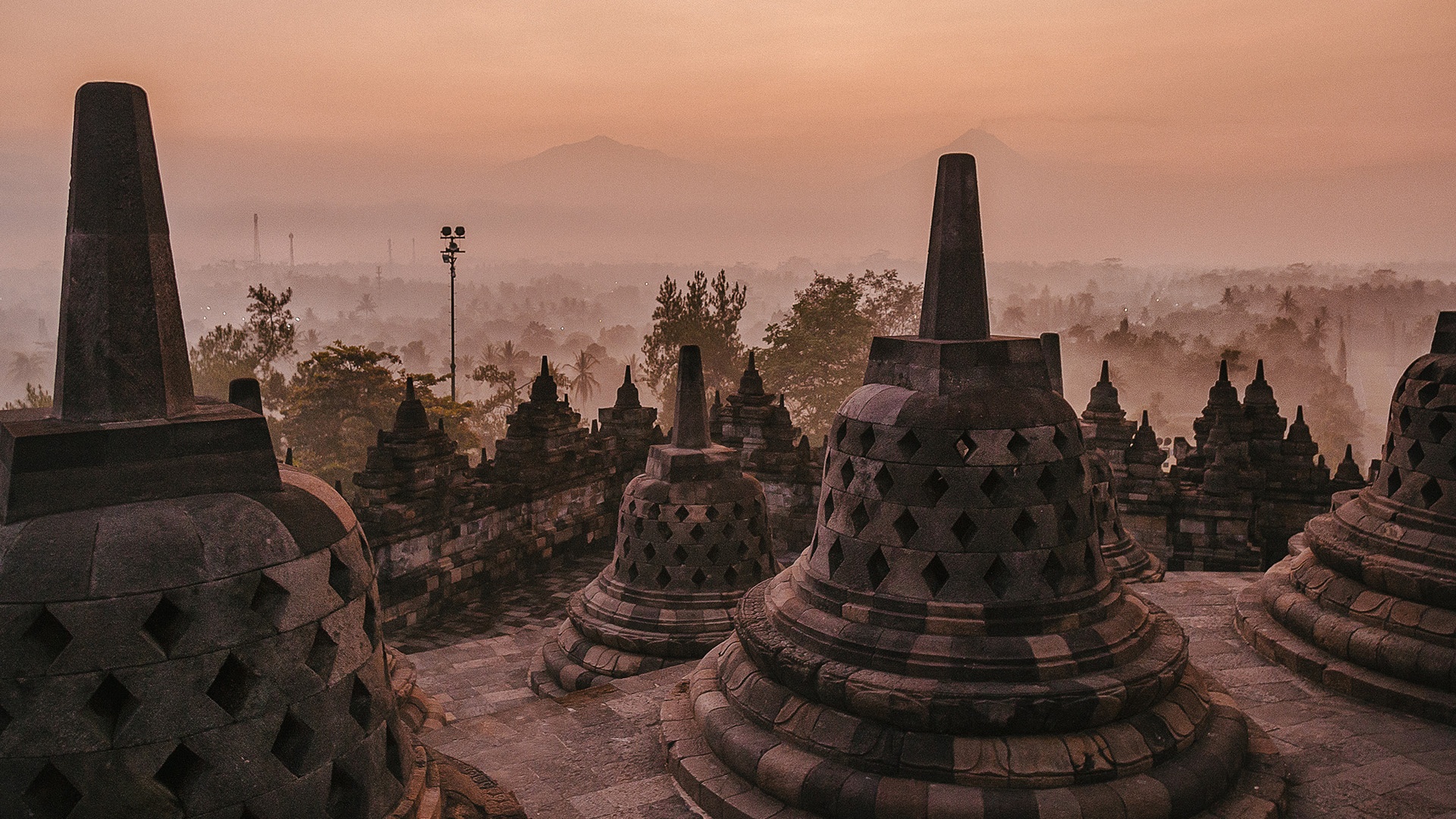 Tempel von Borobudur mit Stupas in Abenddämmerung