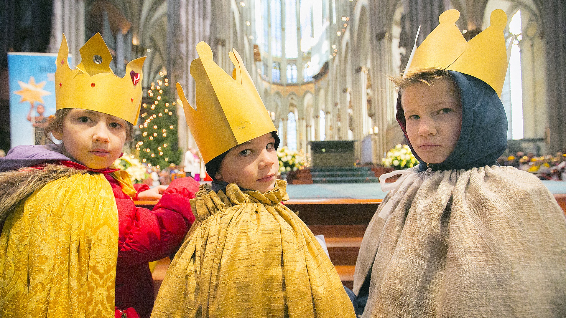 Kinder als Heilige Drei Könige verkleidet
