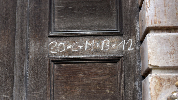 C+M+B steht auf einer Tür