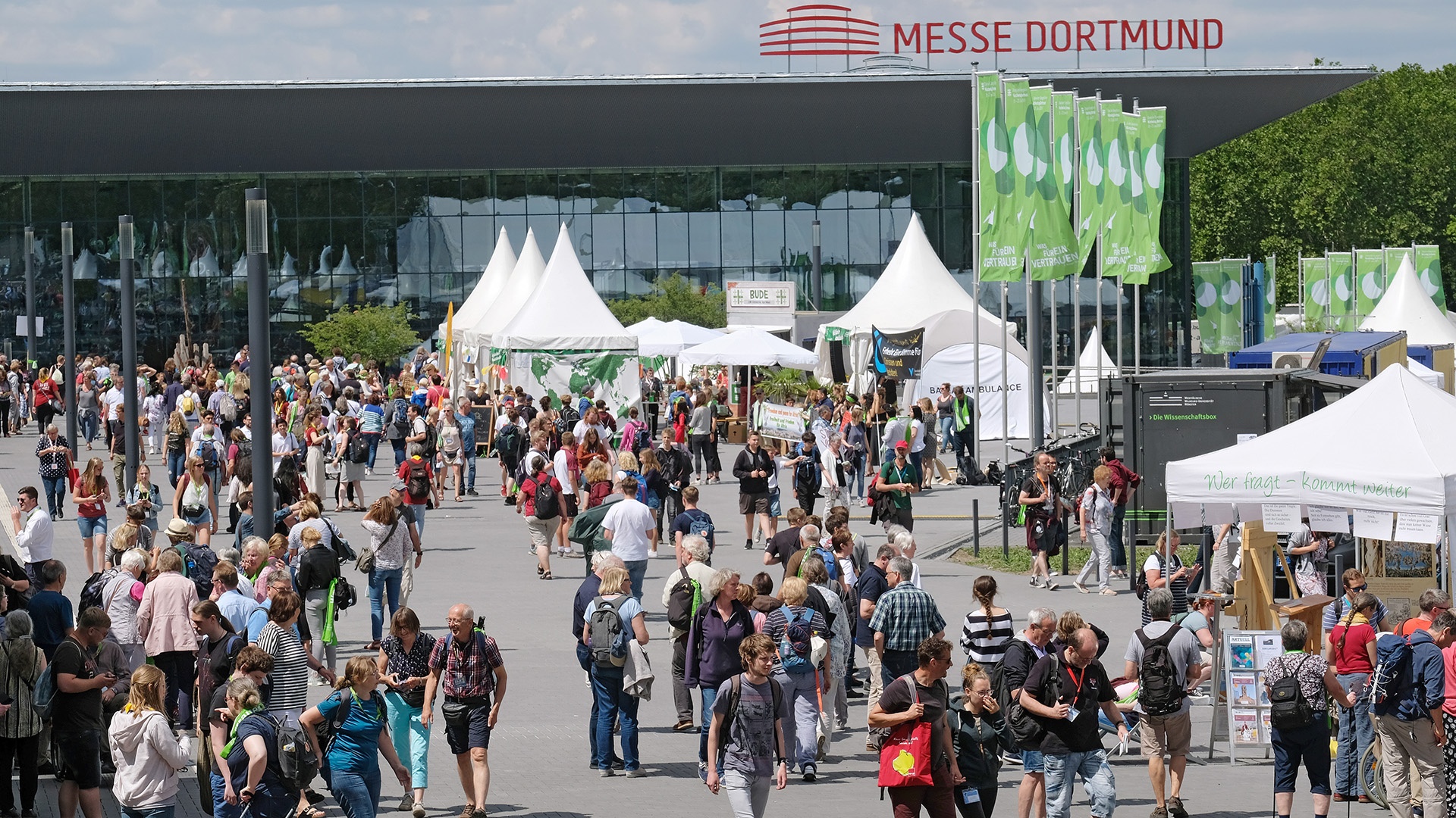 Teilnehmer laufen über das Freigelände der Messehallen in Dortmund