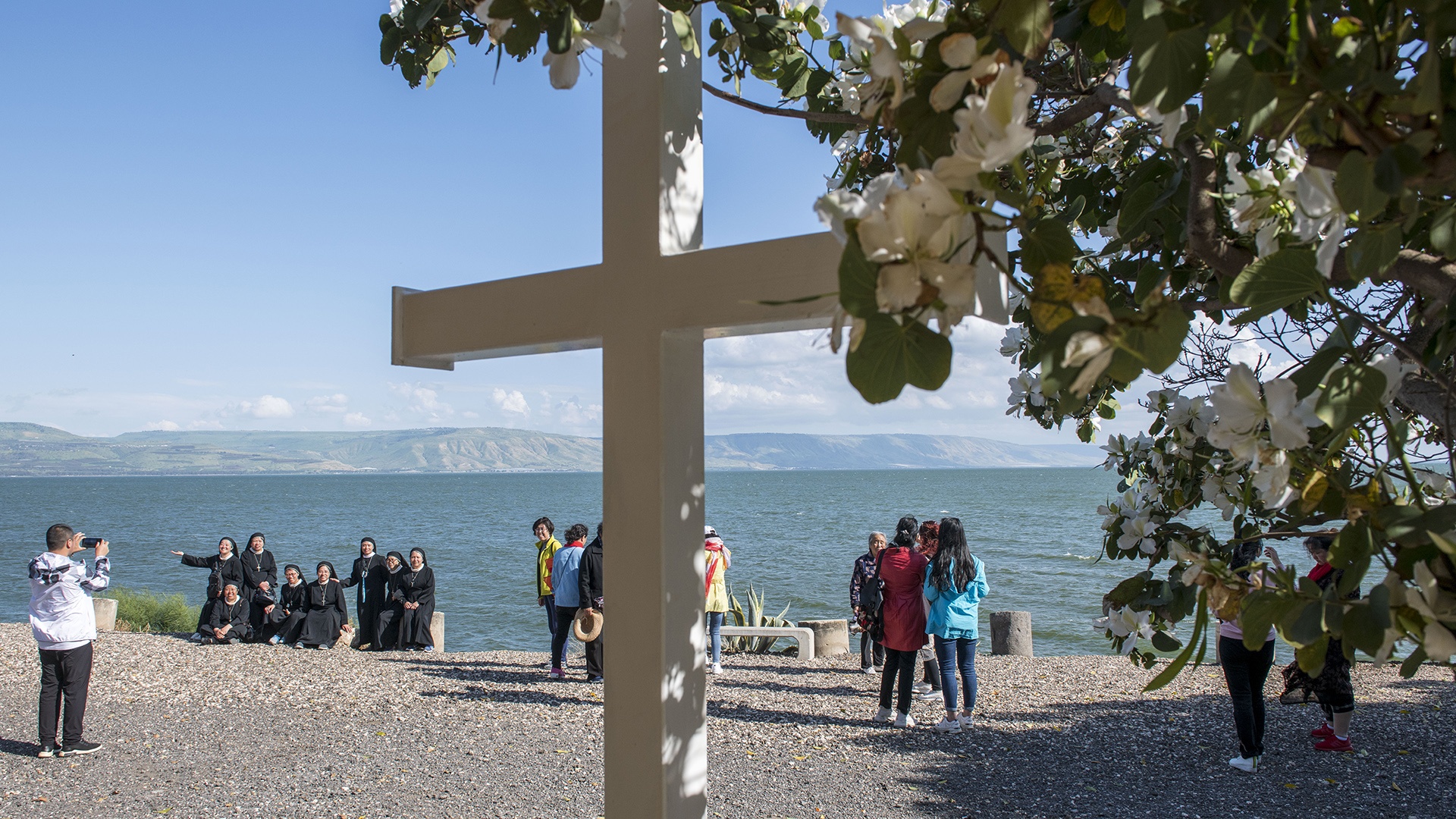 Nonnen nach einem Gottesdienst in Kafarnaum in Israel am See Genezareth