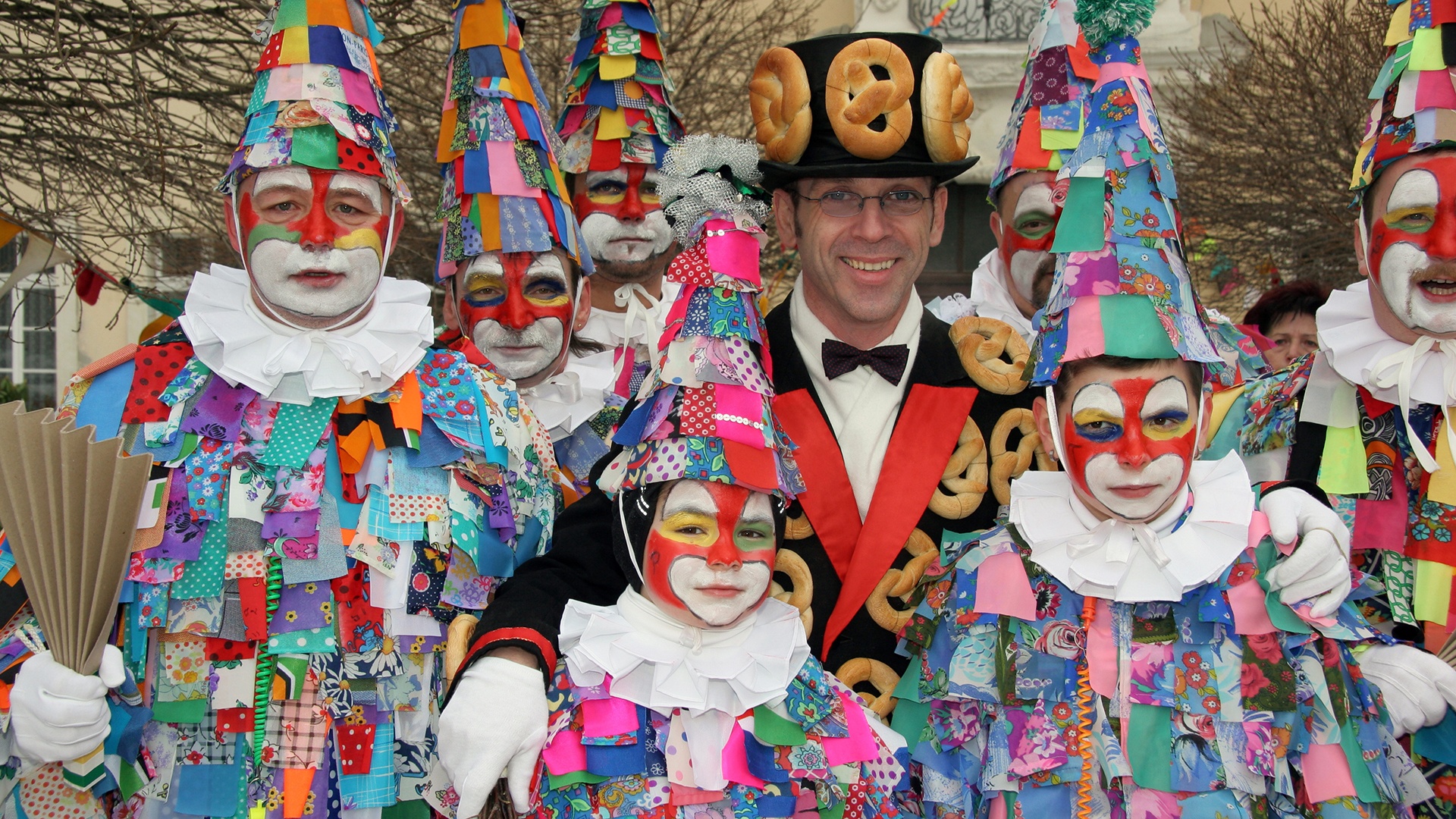 Bunte Narren bei der Schifferfastnacht in Bad Schandau