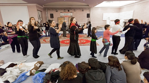 Im Kreis tanzende Mitglieder einer alevitischen Gemeinde.