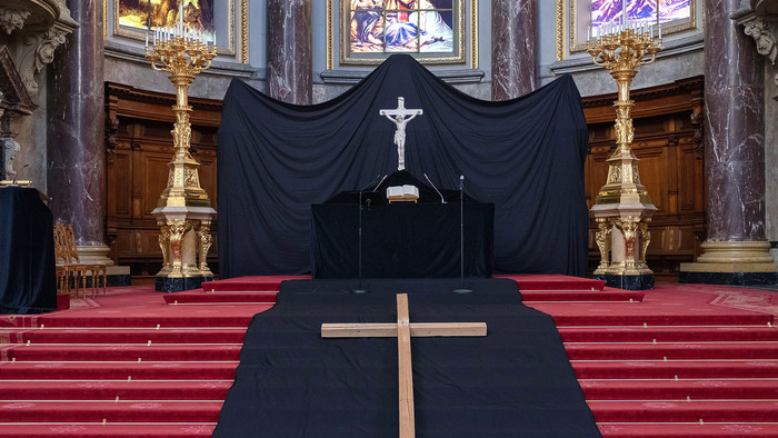 Schwarz verhüllter Altar am Karfreitag