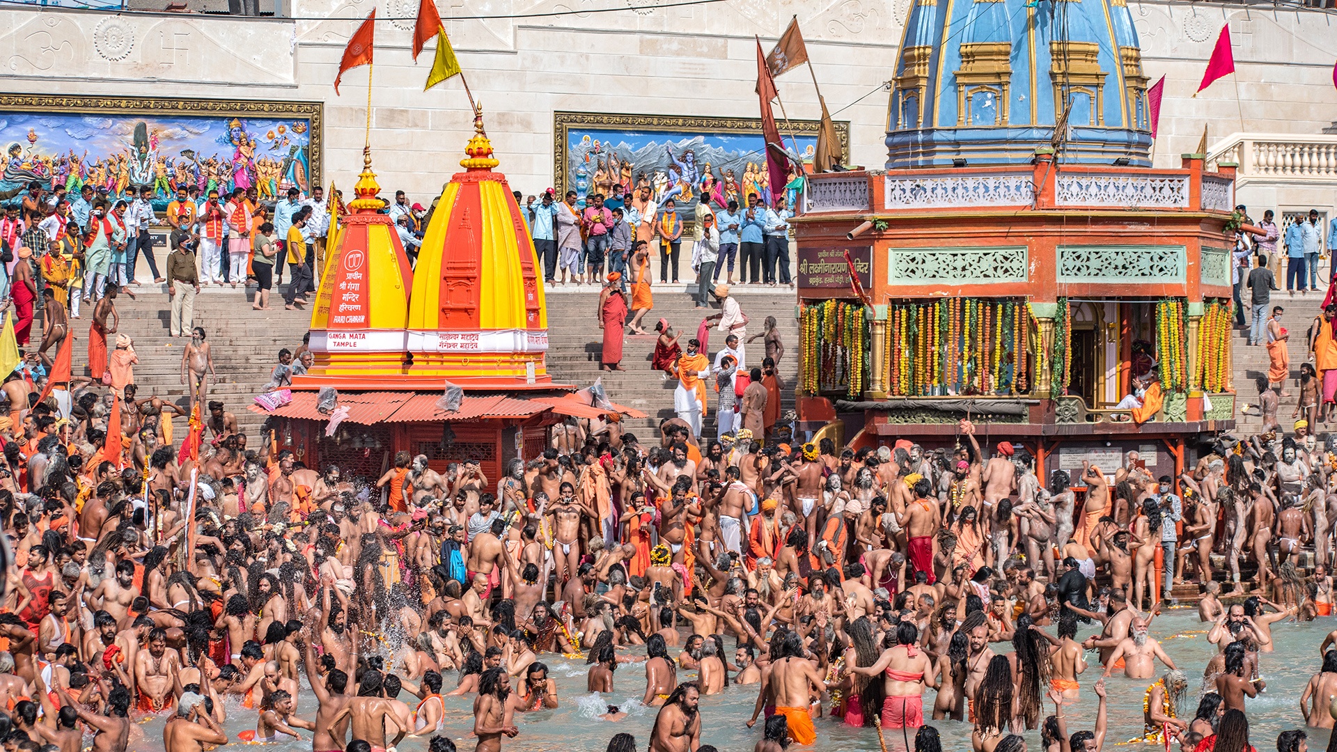 Pilger nehmen ein Bad im Ganges
