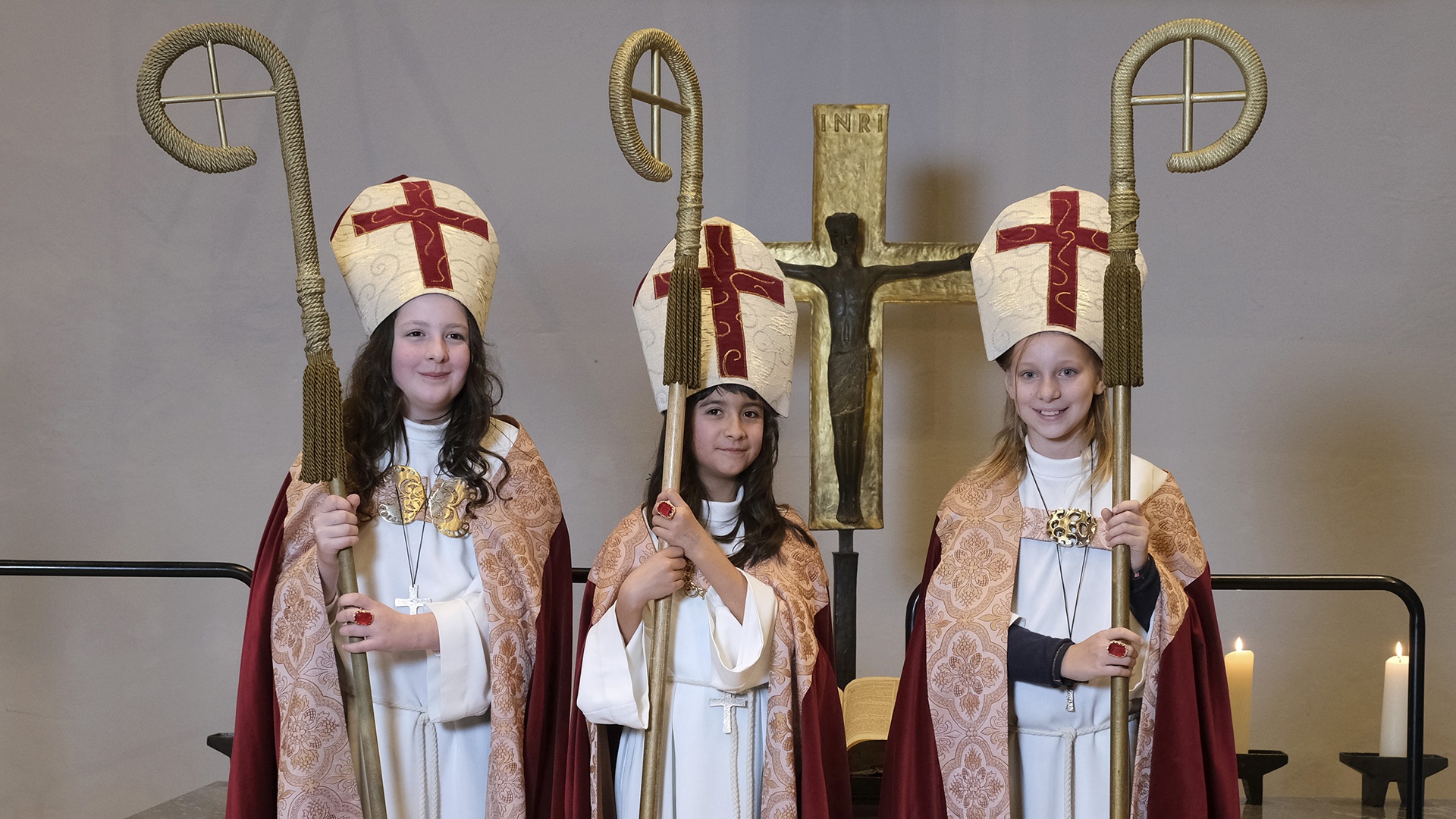 drei Hamburger Kinderbischöfinnen mit Bischofsstab, Mitra, Ring, Mantel und ein Bischofskreuz