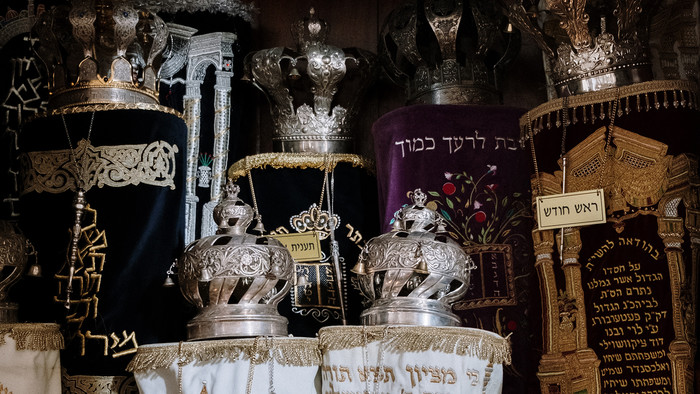Viele große Torarollen in der Synagoge