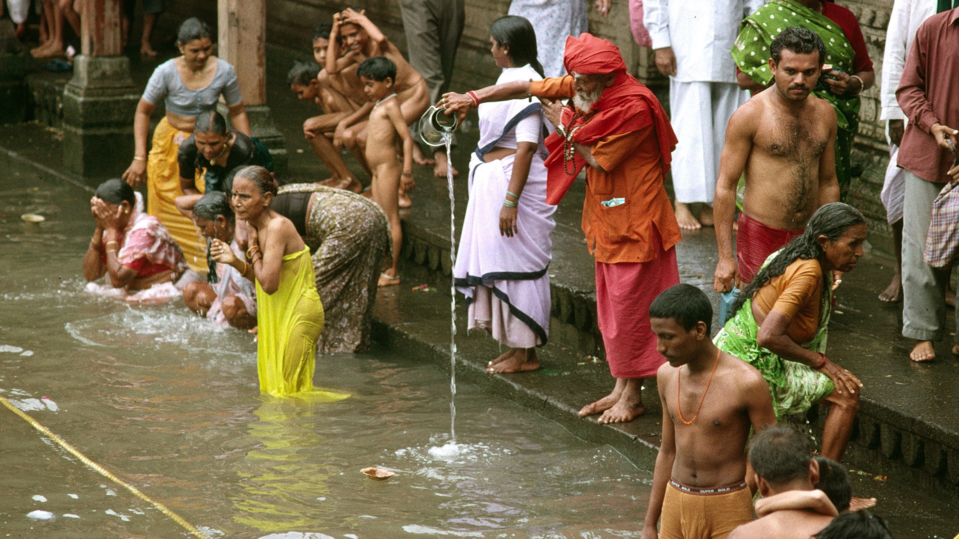 Hindus beim rituellen Bad in einem heiligen Teich