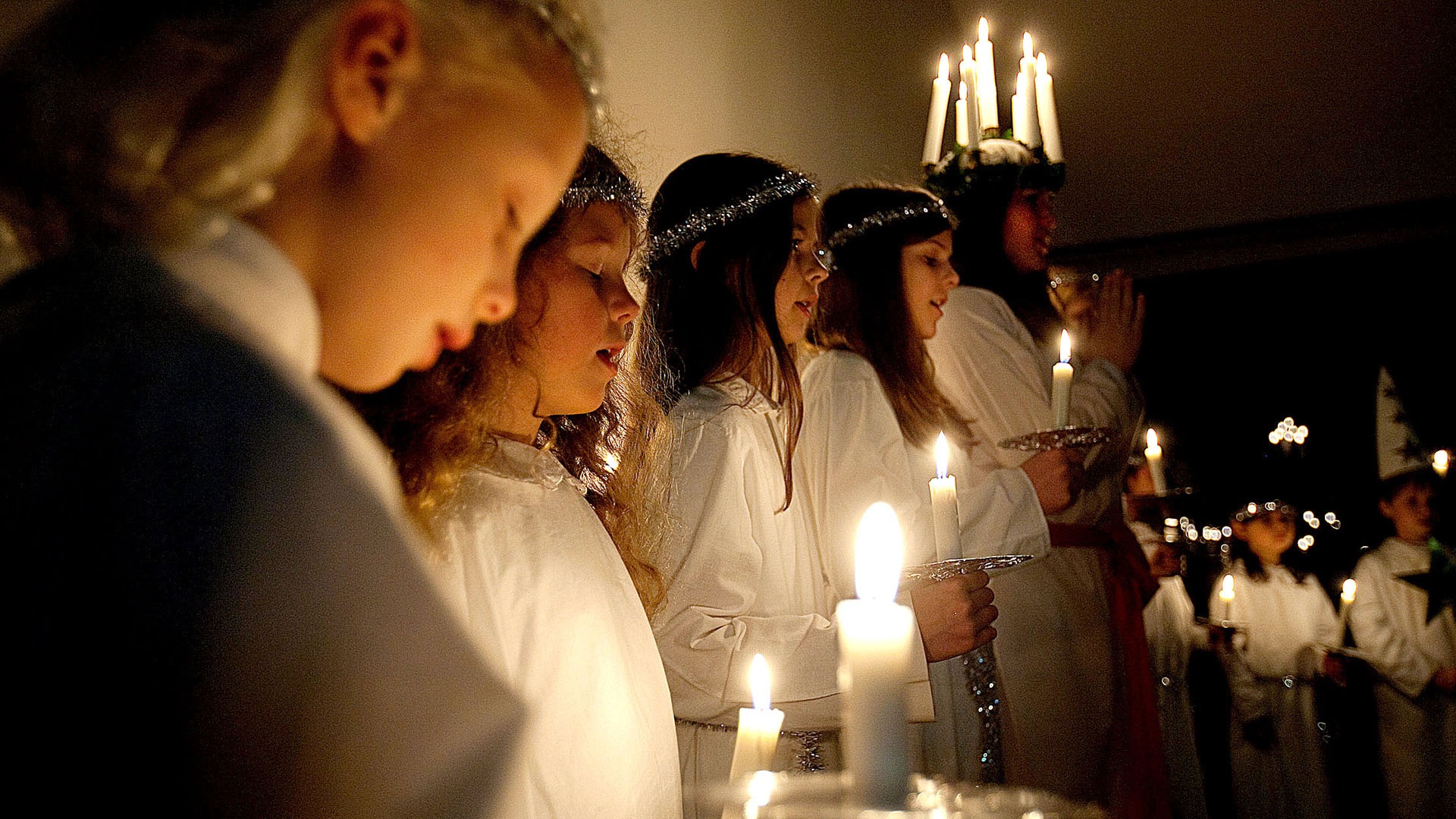 Kinder halten Kerzen am Luciafest