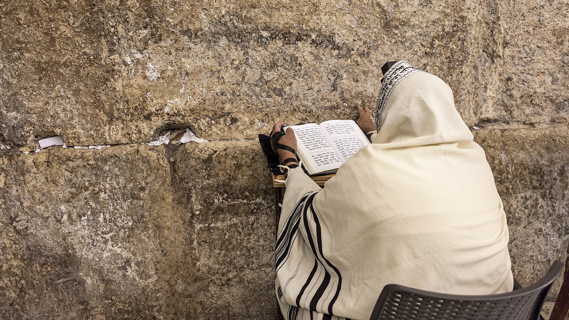 Jüdin betet an der Westmauer in Jerusalem
