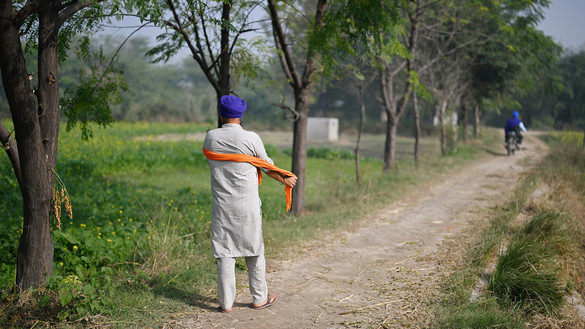 Sikh läuft einen Weg in der Natur entlang