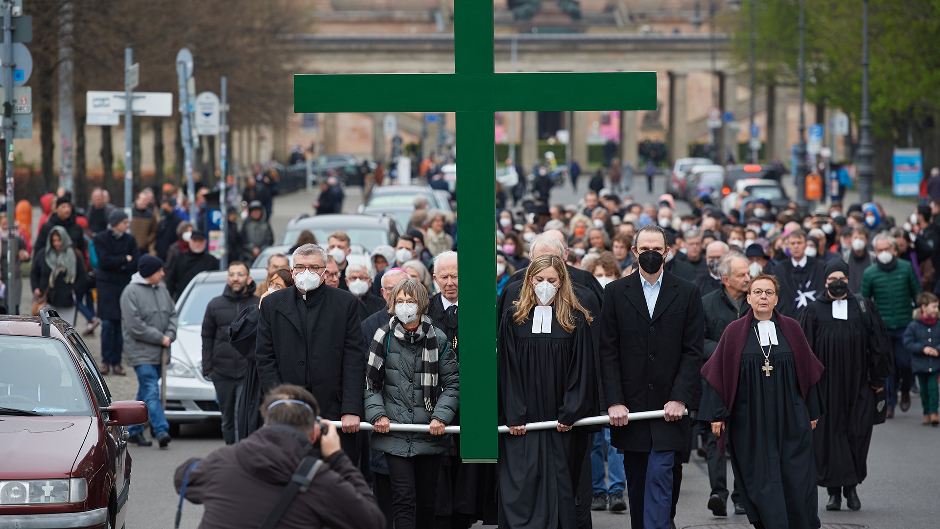 Christen auf der Karfreitagsprozession in Berlin