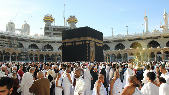 Muslime vor der Kaaba in Mekka