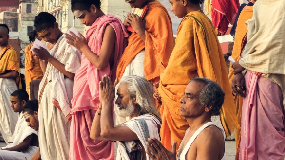 Hinduisten beten mit aneinandergelegten Händen