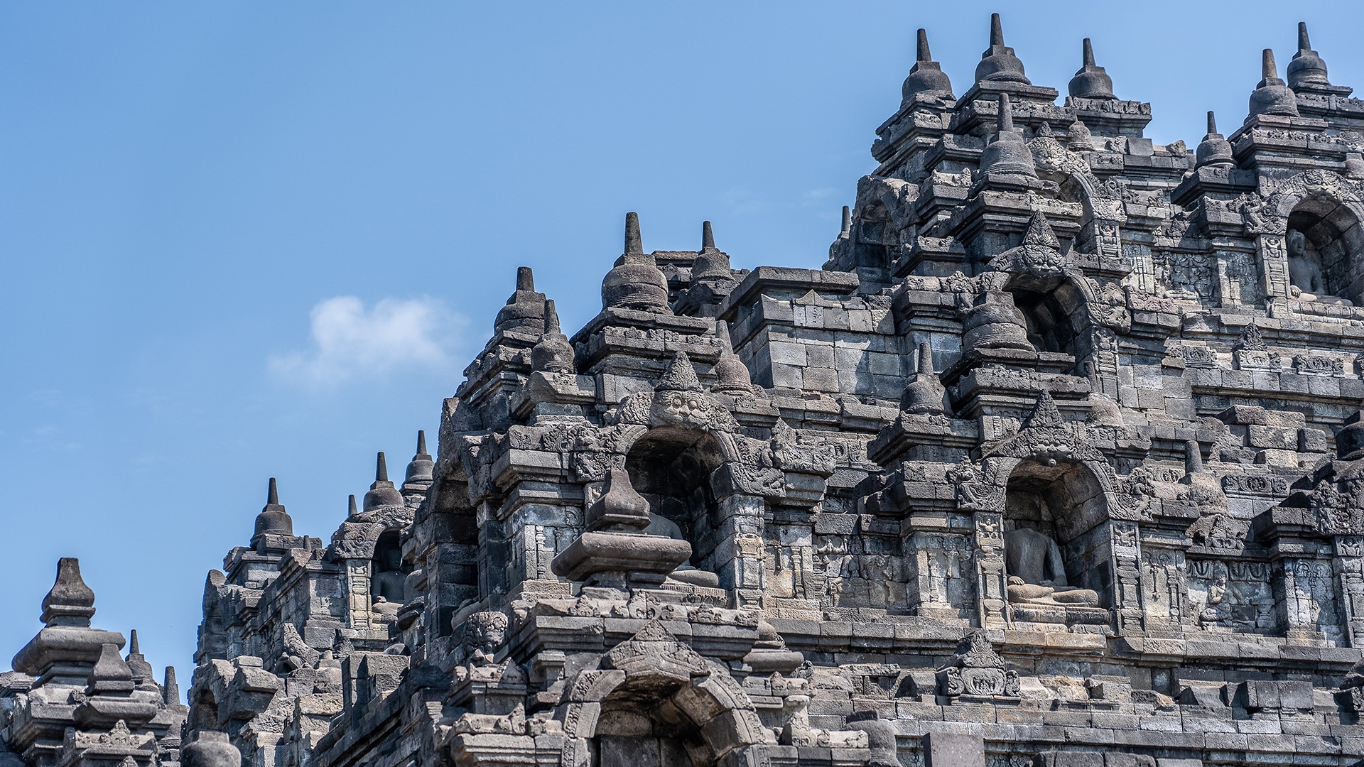 Seitenansicht auf den Tempel von Borobudur