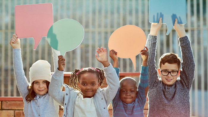 Kinder halten Sprechblasen nach oben