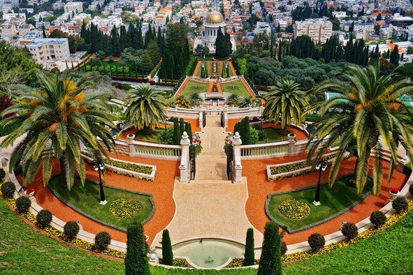 Blick auf die Terassen der Bahai-Gärten und den Schrein des Bab in Haifa.