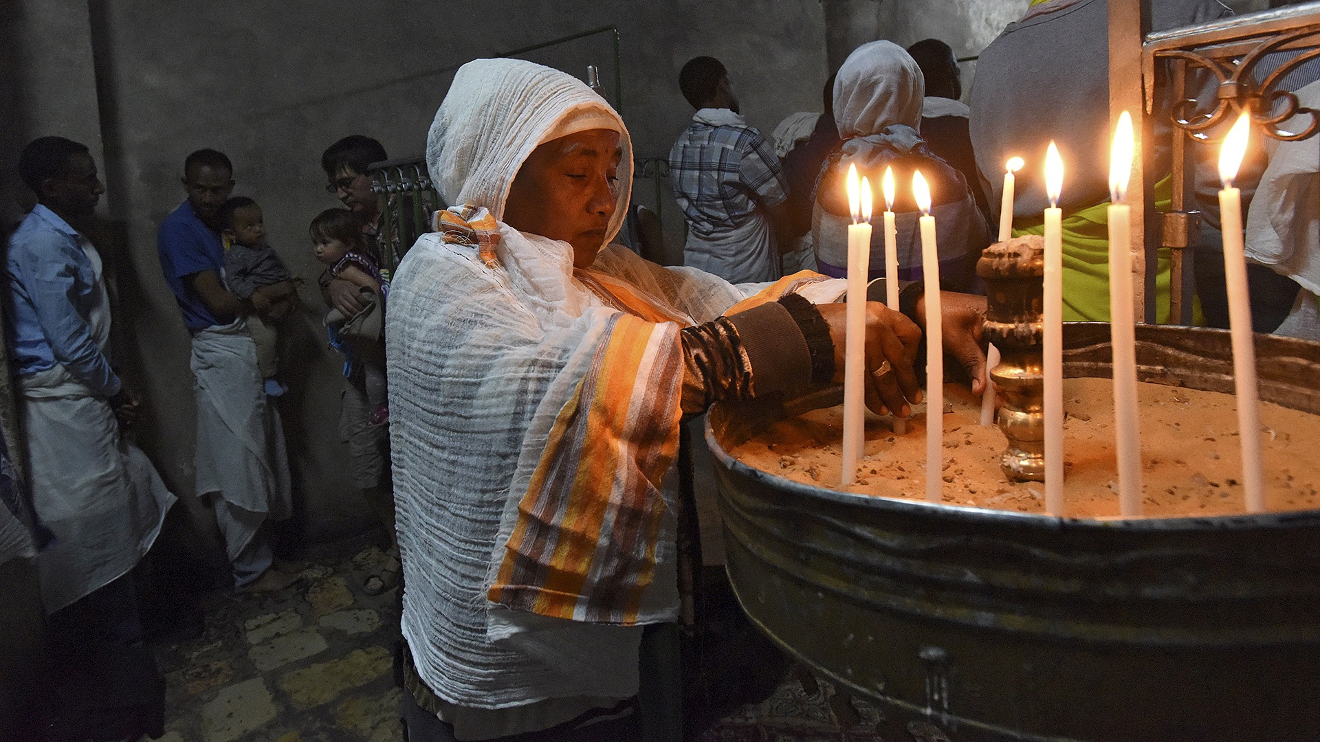 Äthiopische Christen zünden Kerzen in der Grabeskirche in Jerusalem