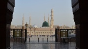 Blick auf die Nabawi Moschee in Medina mit vielen Minaretten.