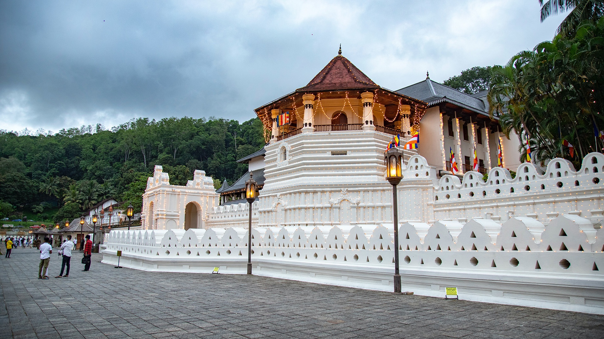 Außenansicht der Pagode von Kandy mit Beleuchtung in der Dämmerung