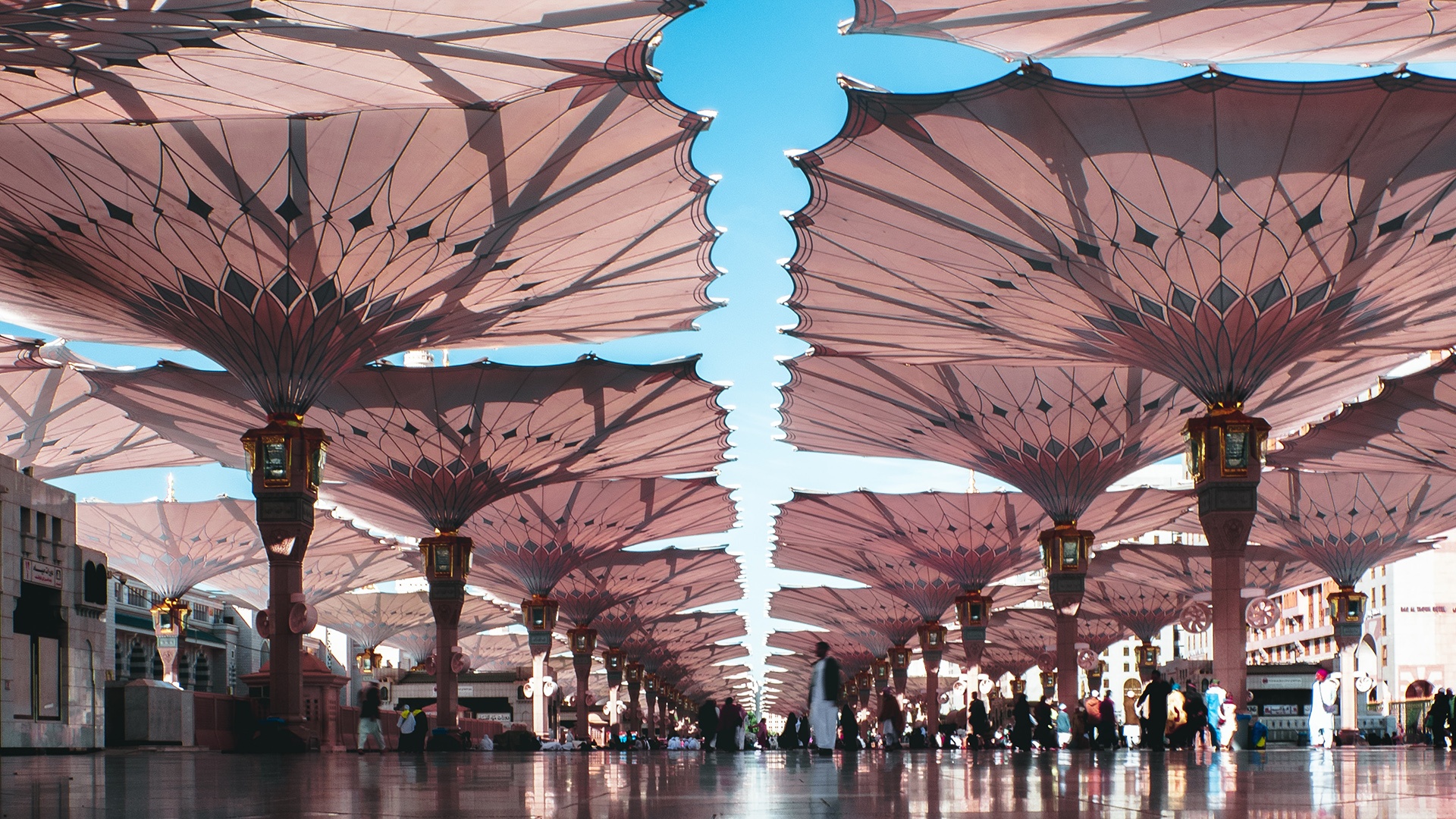 Außenbereich der Prophetenmoschee mit dekorativen architektonischen Schirmen