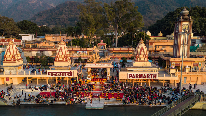 Blick auf das Ashram Parmarth Niketan am Fluss Ganges in Indien.