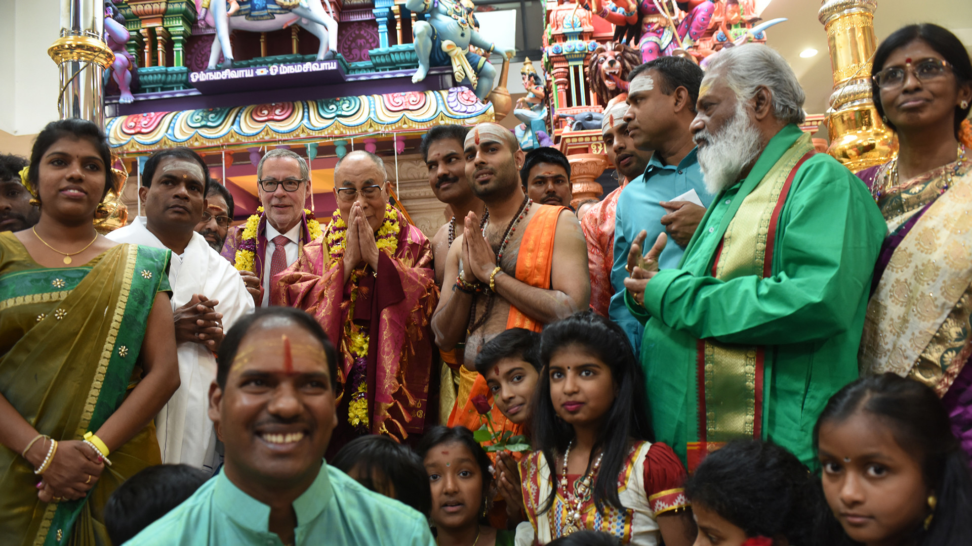 Hinduisten versammeln sich im Hindutempel  im Haus der Religionen