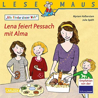 Buchcover “Lena feiert Pessach mit Alma” von Myriam Halberstam und Julia Späth (Illustratorin) zu sehen ist eine illustrierte Frau und drei Kinder, die vor einem Tisch mit verschiedenen Lebensmitteln stehen
