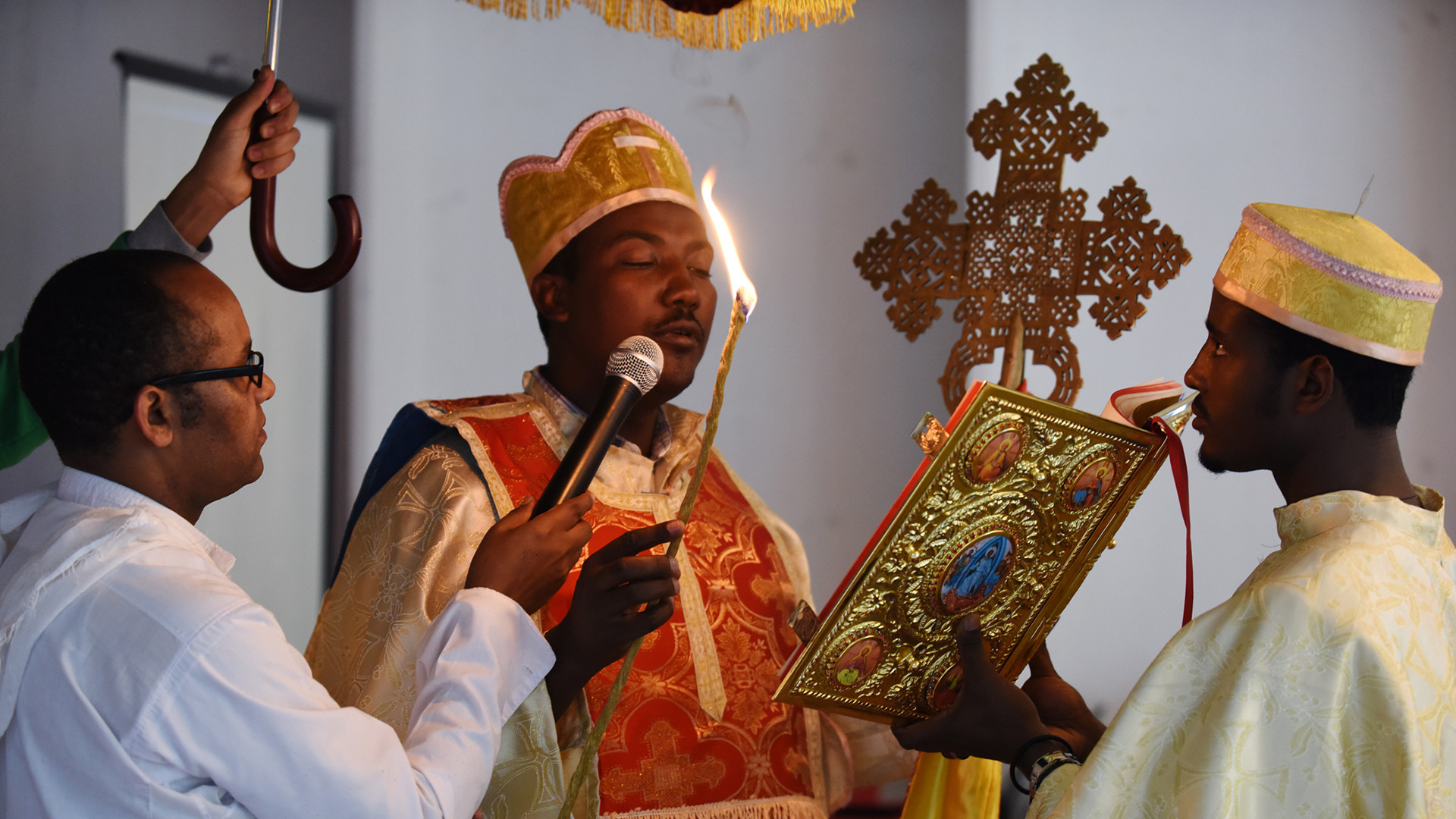 Gottesdienst der äthiopisch orthodoxen Gemeinde im Kirchenraum im Haus der Religionen 