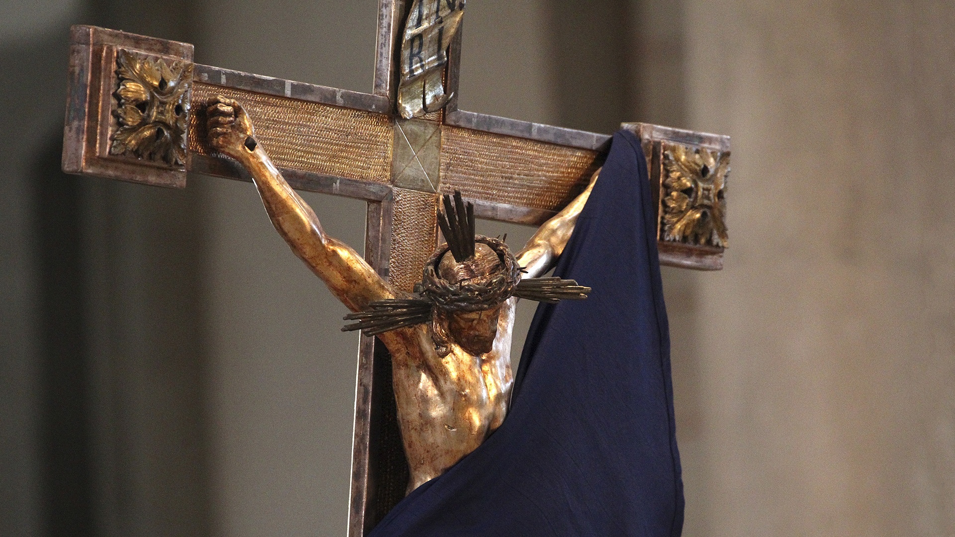 Ein durch ein Tuch verhülltes Kruzifix an Karfreitag im Dom zu Augsburg 