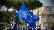 Junge Menschen mit Europafahne in Italien