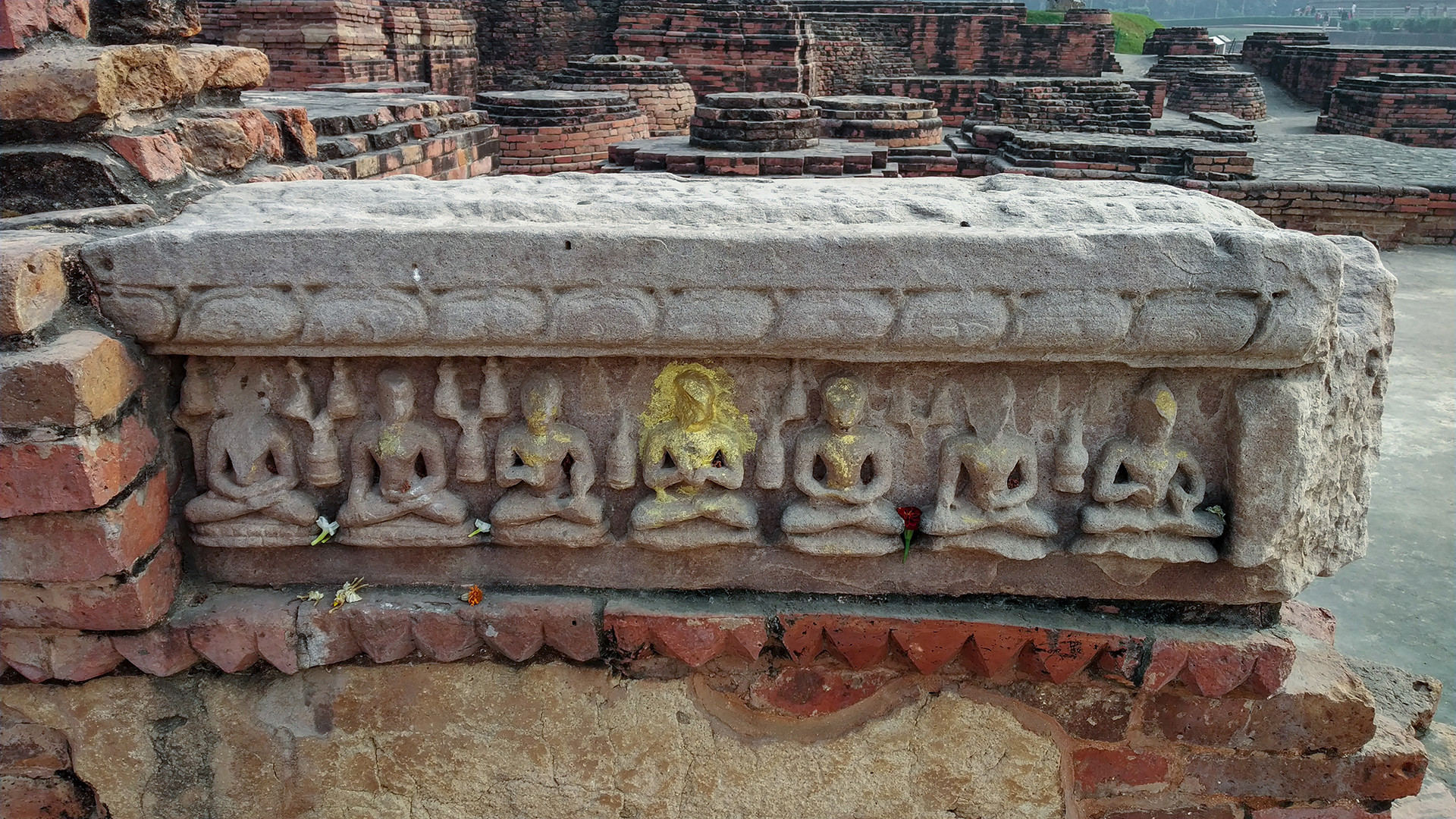 Reliefs von Buddha im Stein