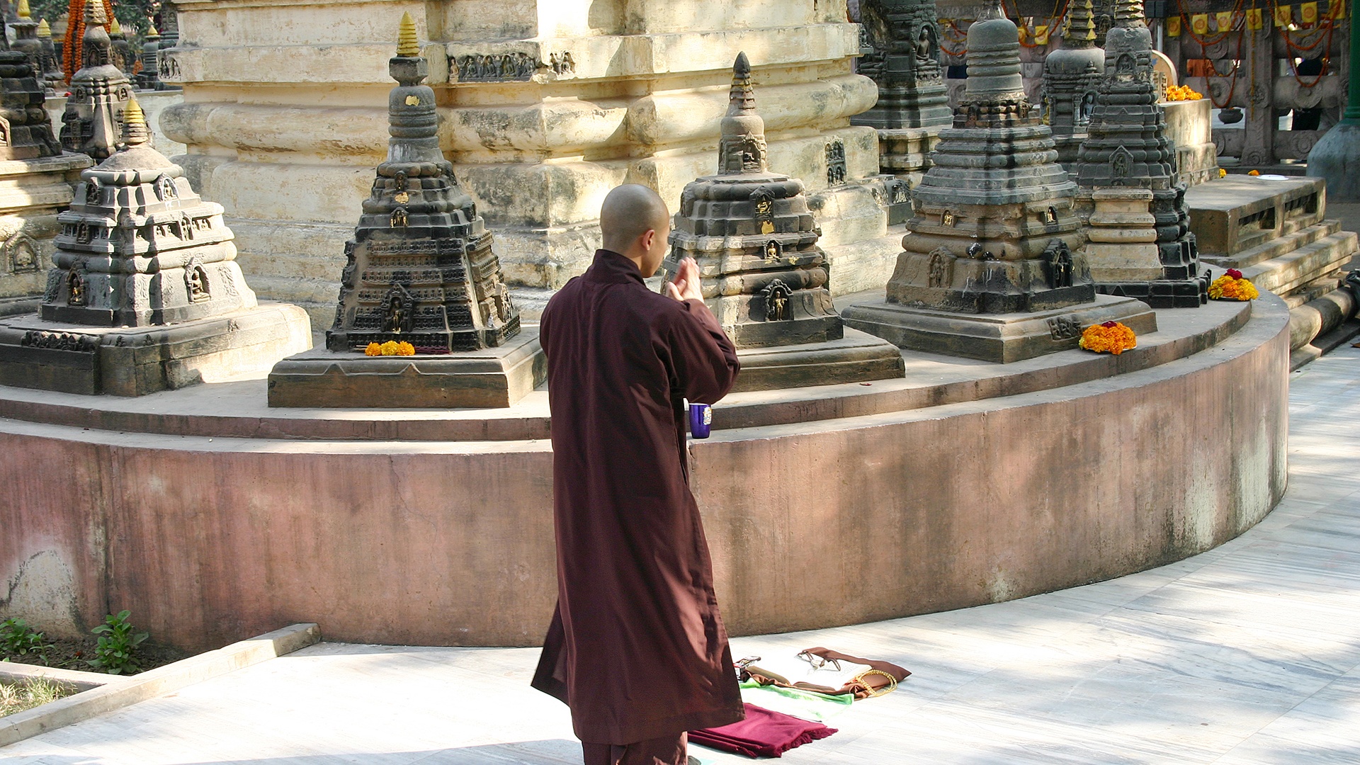 Mönch betet beim großen Tempel von Bodhgaya